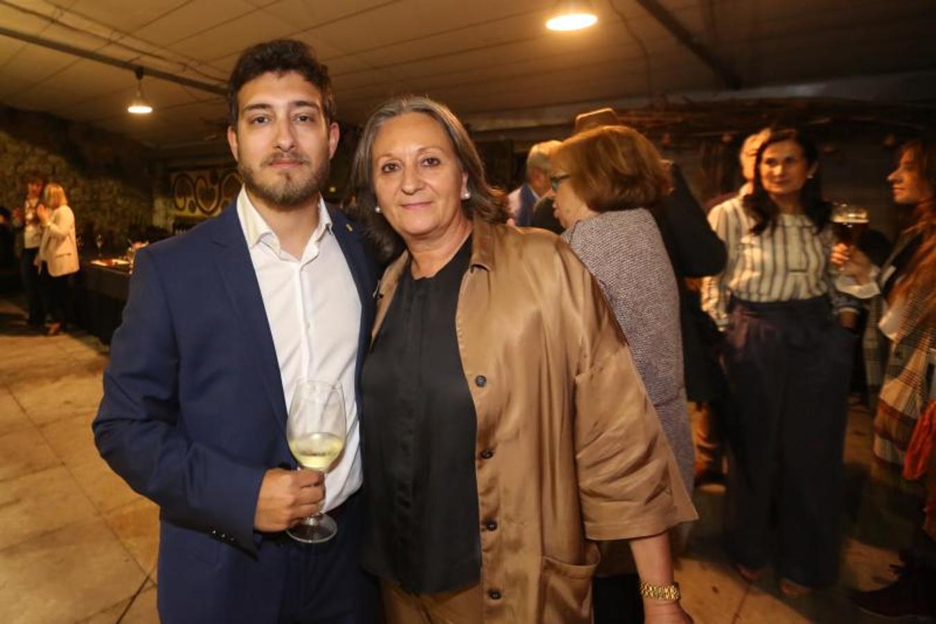 Alejandro Jambrina con Pilar Fernández, madre de Alba García.