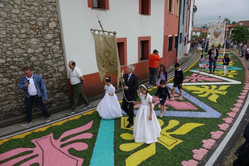 Las alfombras florales cubrieron las calles de la localidad llanisca de Cue, que ha celebrado la fiesta de la Sacramental. El disparo de 5.400 voladores puso el broche a la celebración.