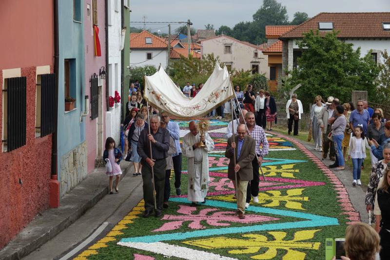 Las alfombras florales cubrieron las calles de la localidad llanisca de Cue, que ha celebrado la fiesta de la Sacramental. El disparo de 5.400 voladores puso el broche a la celebración.