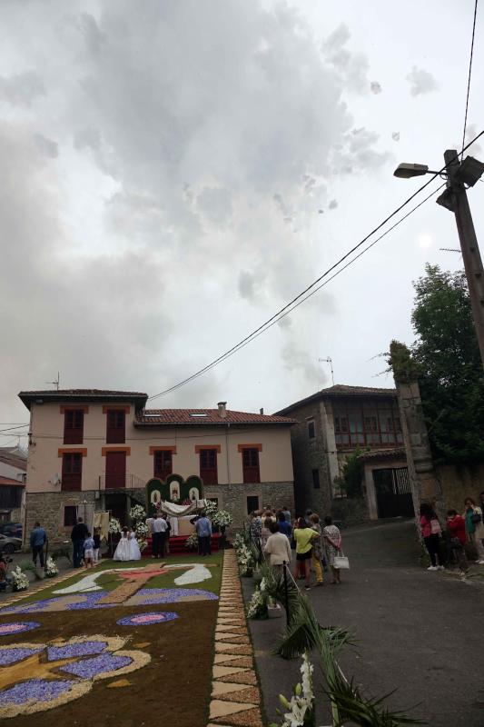 Las alfombras florales cubrieron las calles de la localidad llanisca de Cue, que ha celebrado la fiesta de la Sacramental. El disparo de 5.400 voladores puso el broche a la celebración.