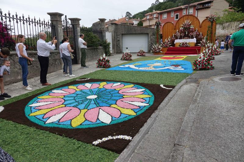 Las alfombras florales cubrieron las calles de la localidad llanisca de Cue, que ha celebrado la fiesta de la Sacramental. El disparo de 5.400 voladores puso el broche a la celebración.