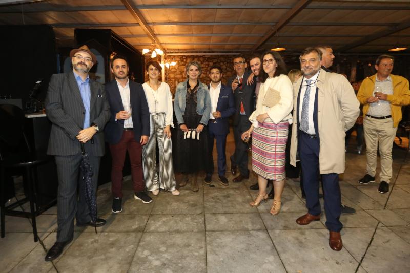 Foto de familia de LA VOZ DE AVILÉS: Fernando del Busto, Alberto Santos, Cristina del Río, Mercedes de Soignie, Alejandro L. Jambrina, José Fernando Galán Wes, Santy Menor, Ruth Arias y Nacho Gutiérrez.