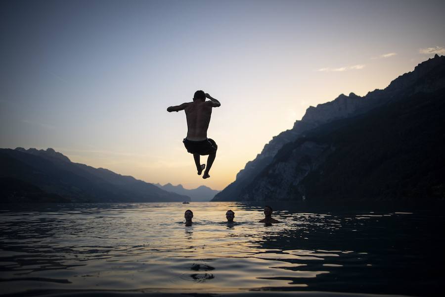 Varios jóvenes se dan un chapuzón en el lago Walensee en la tarde del martes 25, en Walenstadt (Suiza). El país se enfrenta a una ola de calor con temperaturas de hasta 39 grados.