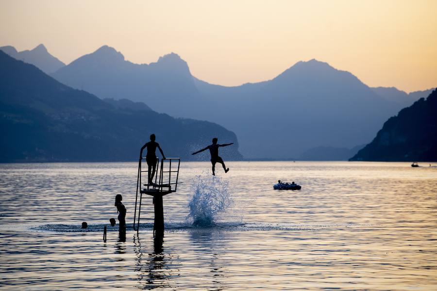 Varios jóvenes se dan un chapuzón en el lago Walensee en la tarde del martes 25, en Walenstadt (Suiza). El país se enfrenta a una ola de calor con temperaturas de hasta 39 grados.