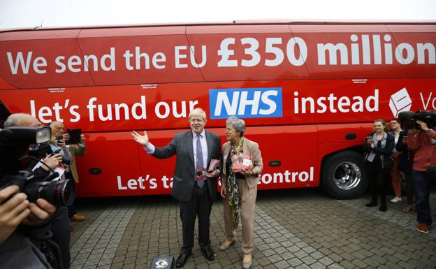 Johnson posa ante el autobús que utilizó en la campaña a favor del 'brexit'.