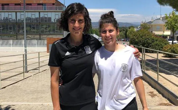 Montse Tomé y Lucía García, ayer, en su regreso a casa.