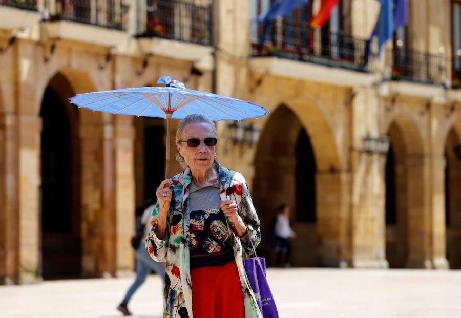 Los asturianos aprovechan el calor que a lo largo de este jueves remitirá para dar paso de nuevo a las nubes.