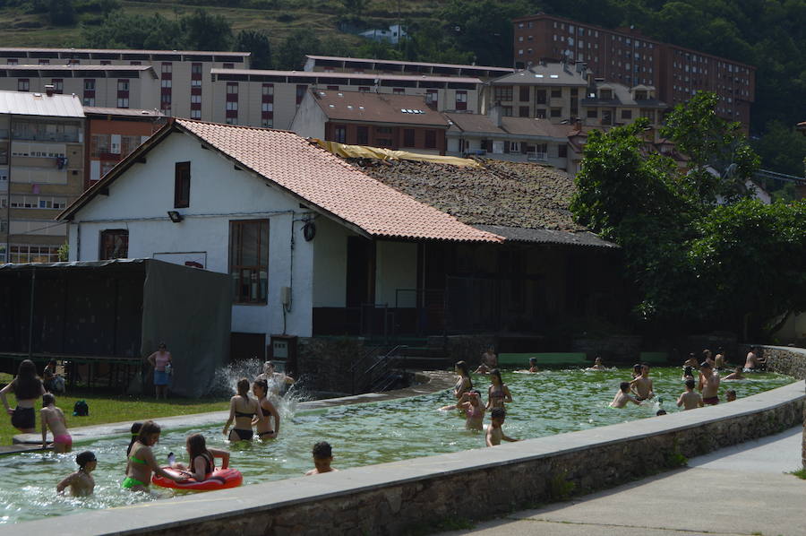 Los asturianos aprovechan el calor que a lo largo de este jueves remitirá para dar paso de nuevo a las nubes.