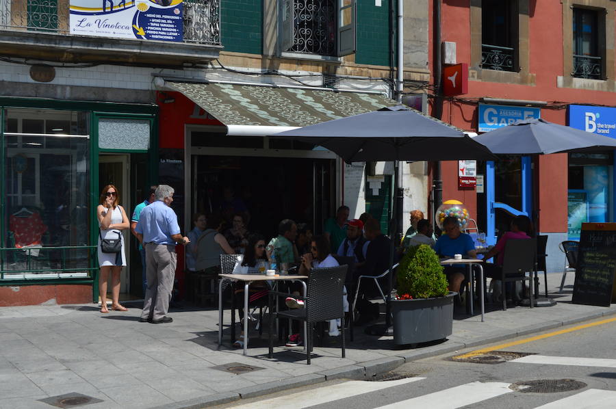 Los asturianos aprovechan el calor que a lo largo de este jueves remitirá para dar paso de nuevo a las nubes.