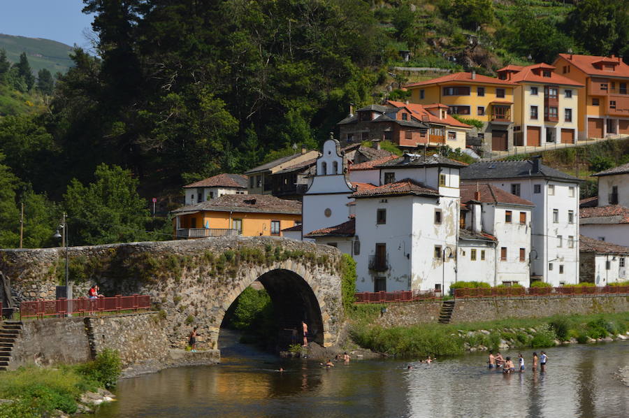 Los asturianos aprovechan el calor que a lo largo de este jueves remitirá para dar paso de nuevo a las nubes.