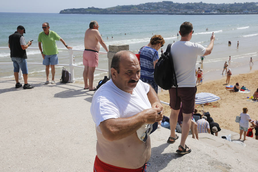 Los asturianos aprovechan el calor que a lo largo de este jueves remitirá para dar paso de nuevo a las nubes.