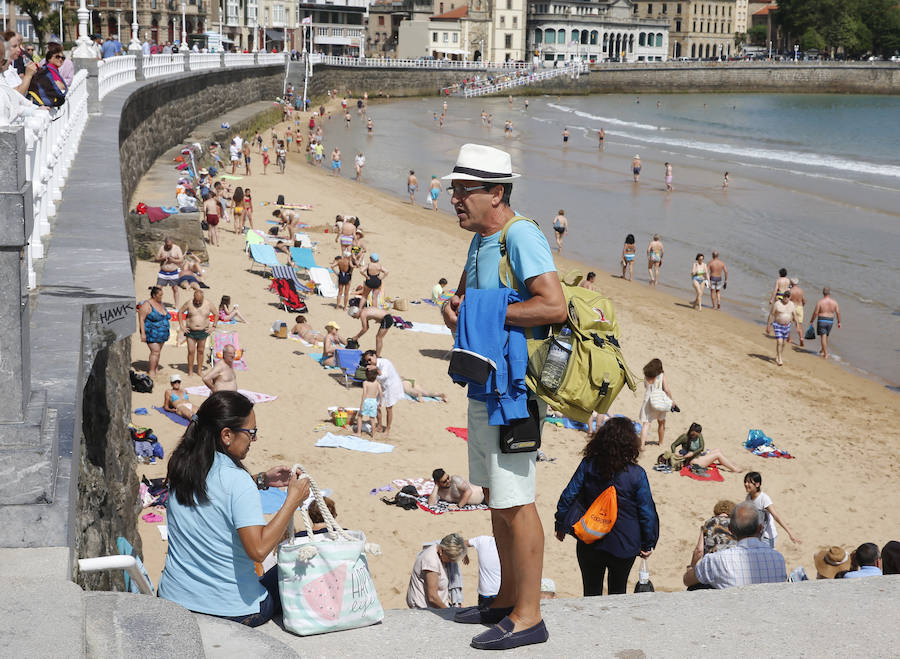 Los asturianos aprovechan el calor que a lo largo de este jueves remitirá para dar paso de nuevo a las nubes.