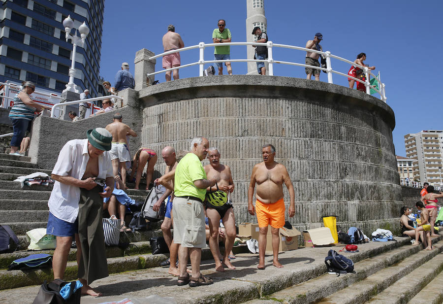 Los asturianos aprovechan el calor que a lo largo de este jueves remitirá para dar paso de nuevo a las nubes.