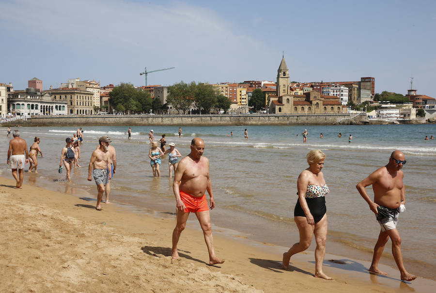 Los asturianos aprovechan el calor que a lo largo de este jueves remitirá para dar paso de nuevo a las nubes.