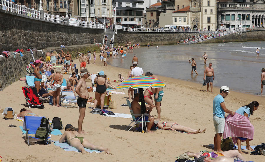 Los asturianos aprovechan el calor que a lo largo de este jueves remitirá para dar paso de nuevo a las nubes.