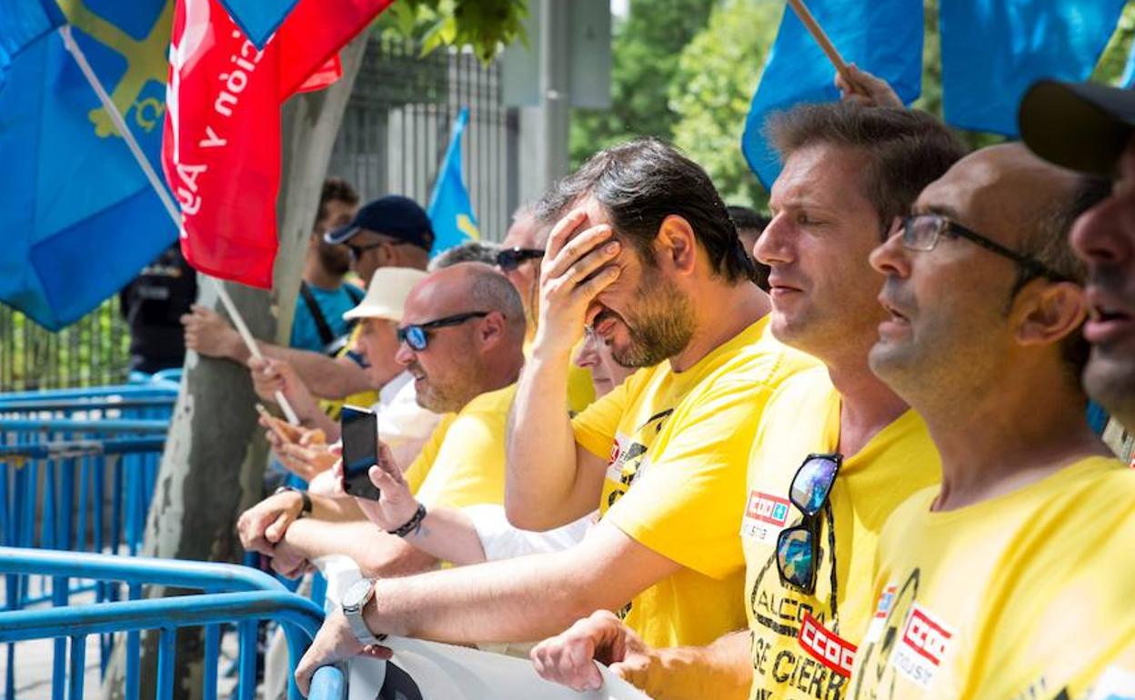 Los trabajadores de Alcoa, el lunes, ante el ministerio, en Madrid.