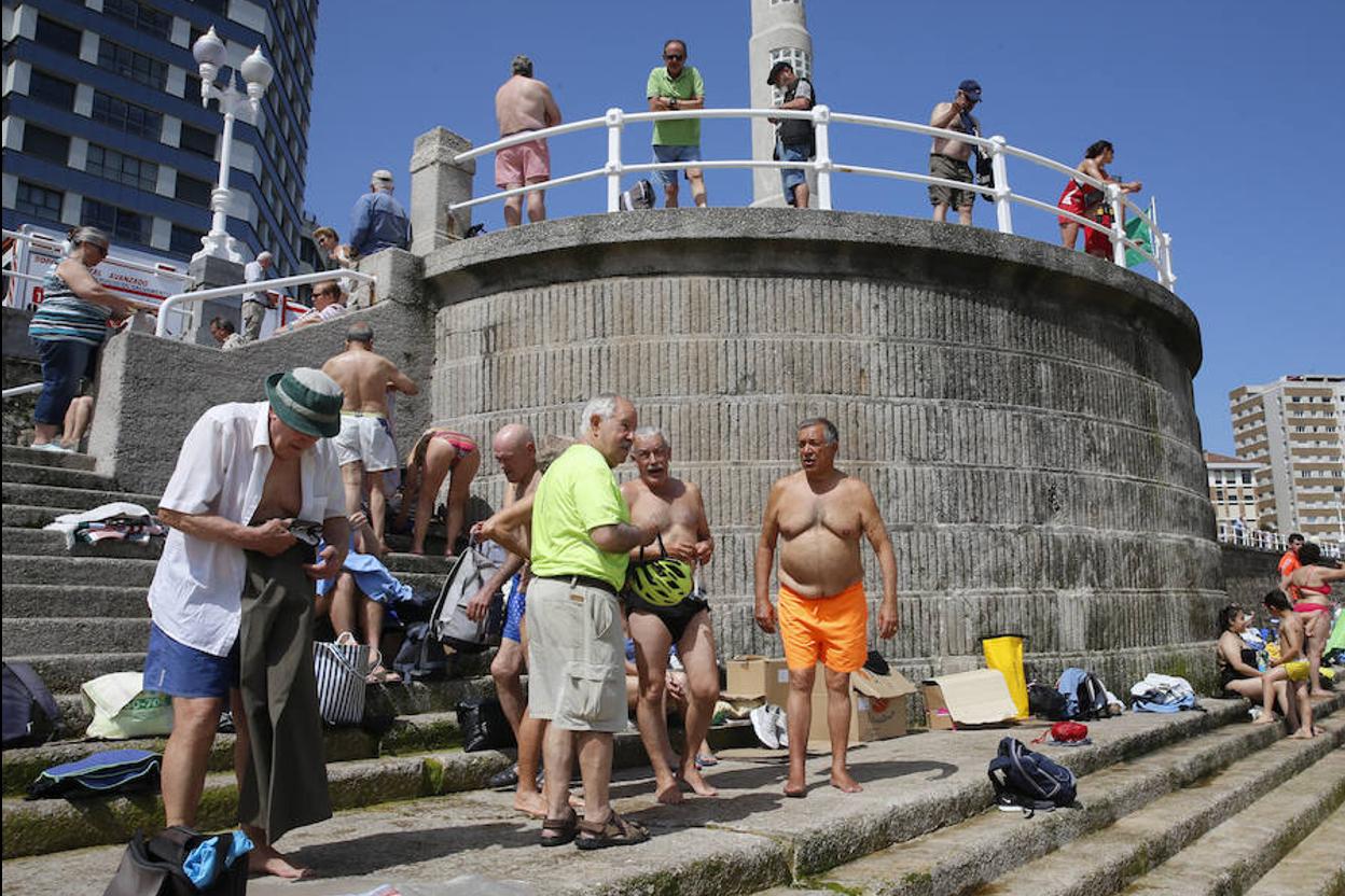 Gijón | Varias personas aprovecharon para tomar el sol en San Lorenzo.