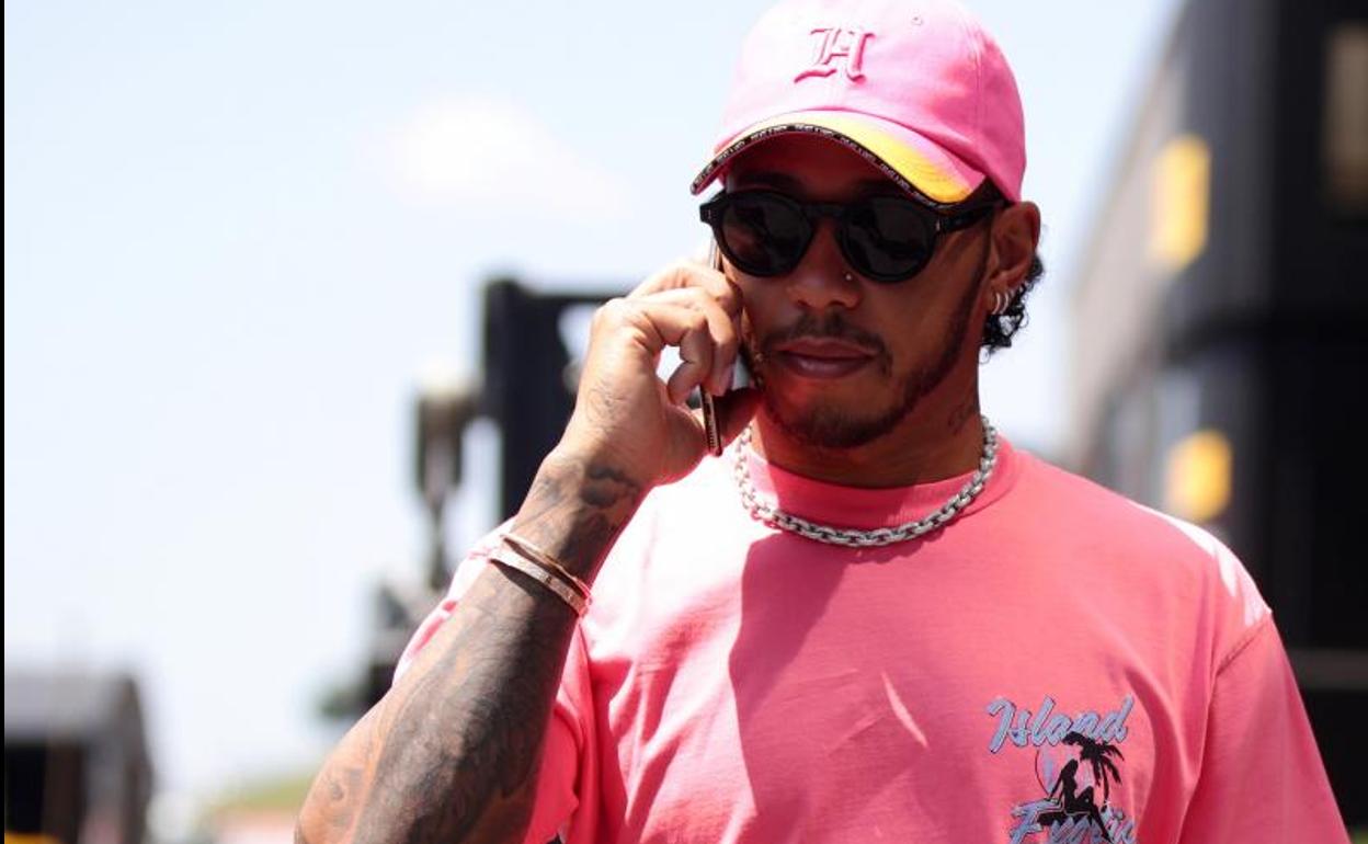 Lewis Hamilton habla por teléfono en el Red Bull Ring. 