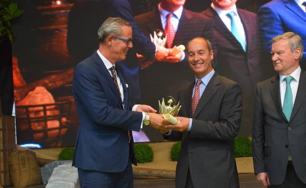 José Simal, jefe de Fotografía de ELCOMERCIO, recibe el premio de las Fuerzas Armadas. 