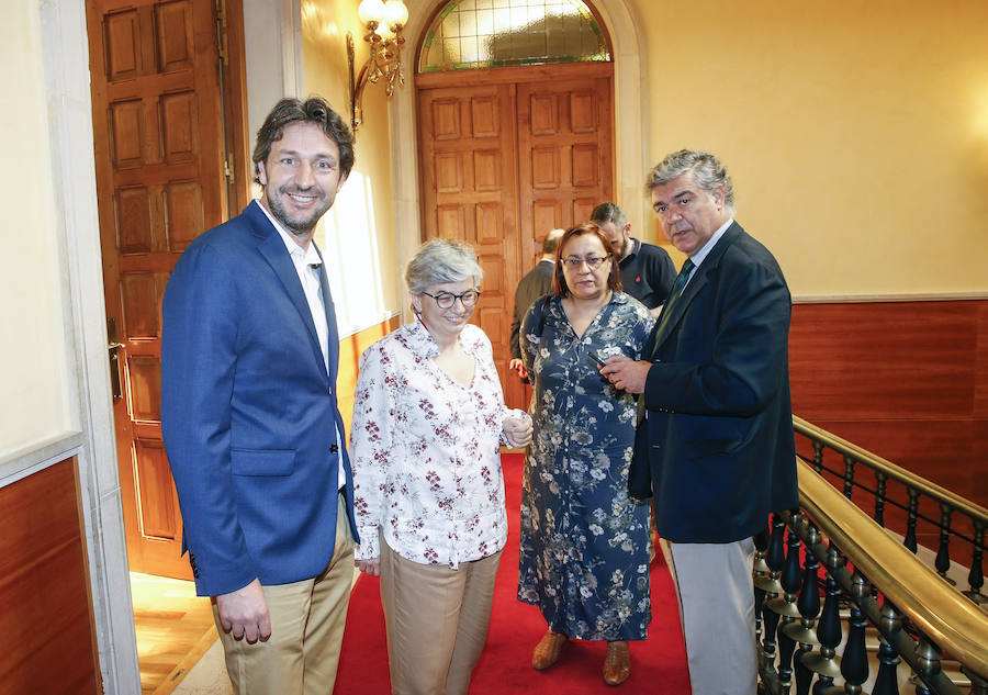 Un grupo de docentes jubilados durante el curso 2018/2019 recibió un caluroso homenaje en el salón de recepciones del Ayuntamiento de Gijón, donde estuvo presente la alcaldesa de la Gijón, Ana González, y varios concejales.