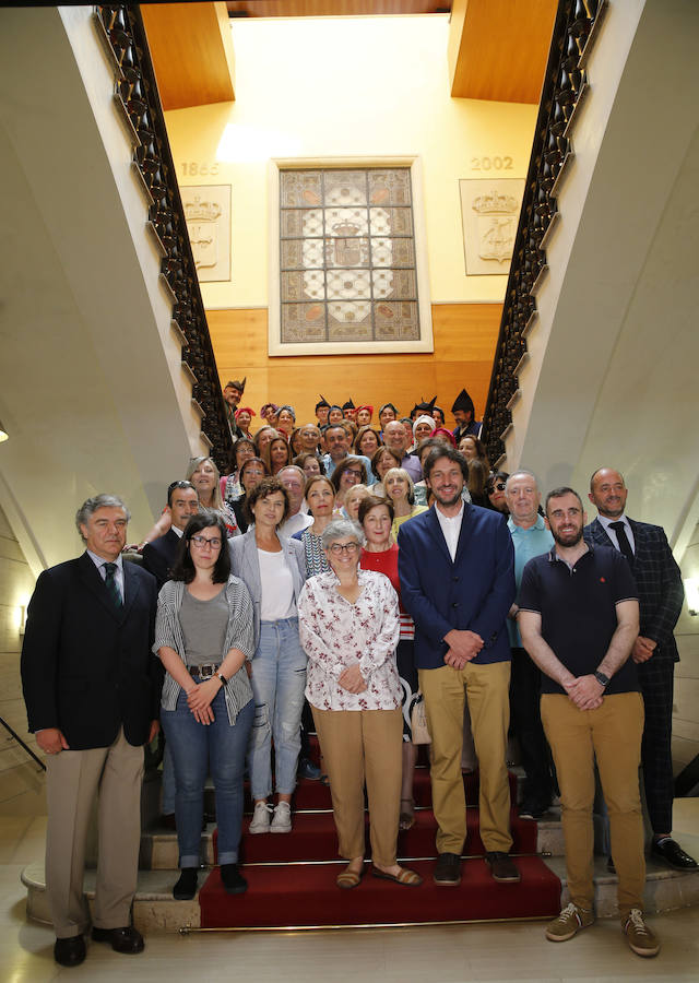 Un grupo de docentes jubilados durante el curso 2018/2019 recibió un caluroso homenaje en el salón de recepciones del Ayuntamiento de Gijón, donde estuvo presente la alcaldesa de la Gijón, Ana González, y varios concejales.