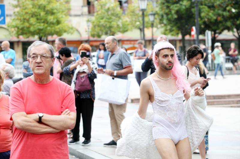 El colectivo LGTB toma las calles para defender la diversidad sexual y de género | El cambio de ubicación de la bandera arcoíris, «una decisión tomada deprisa y corriendo», enciende los ánimos de los centenares de manifestantes 