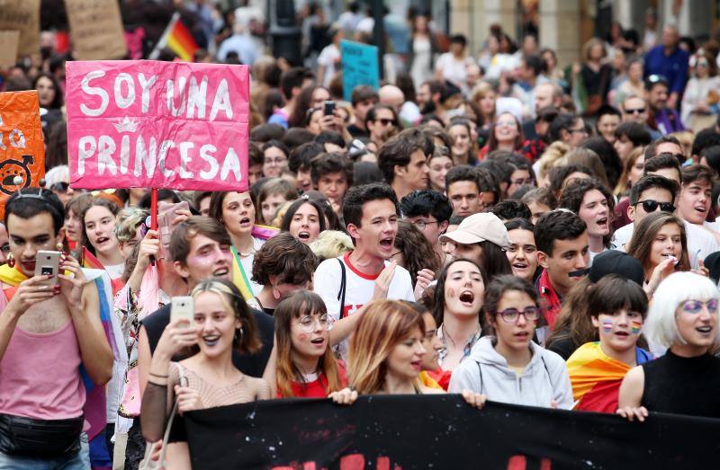 El colectivo LGTB toma las calles para defender la diversidad sexual y de género | El cambio de ubicación de la bandera arcoíris, «una decisión tomada deprisa y corriendo», enciende los ánimos de los centenares de manifestantes 