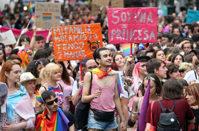 El colectivo LGTB toma las calles para defender la diversidad sexual y de género | El cambio de ubicación de la bandera arcoíris, «una decisión tomada deprisa y corriendo», enciende los ánimos de los centenares de manifestantes 