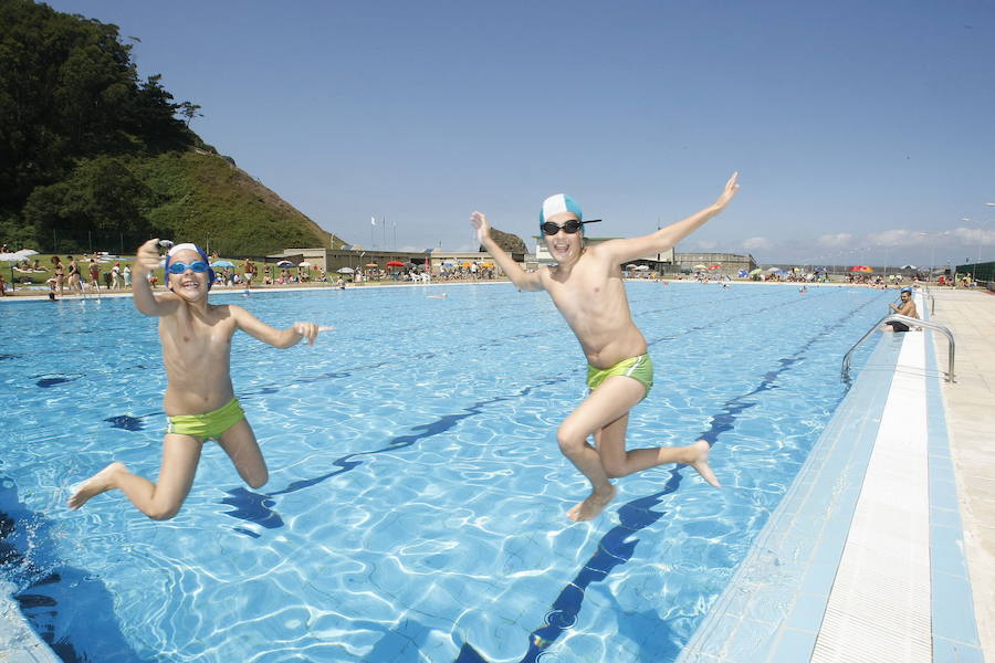 La primera piscina de agua salada de Asturias fue la de San Esteban de Pravia, que aprovecha directamente el agua del Cantábrico. Mientras te das un chapuzón en la piscina también puedes contemplar la playa de Los Quebrantos.