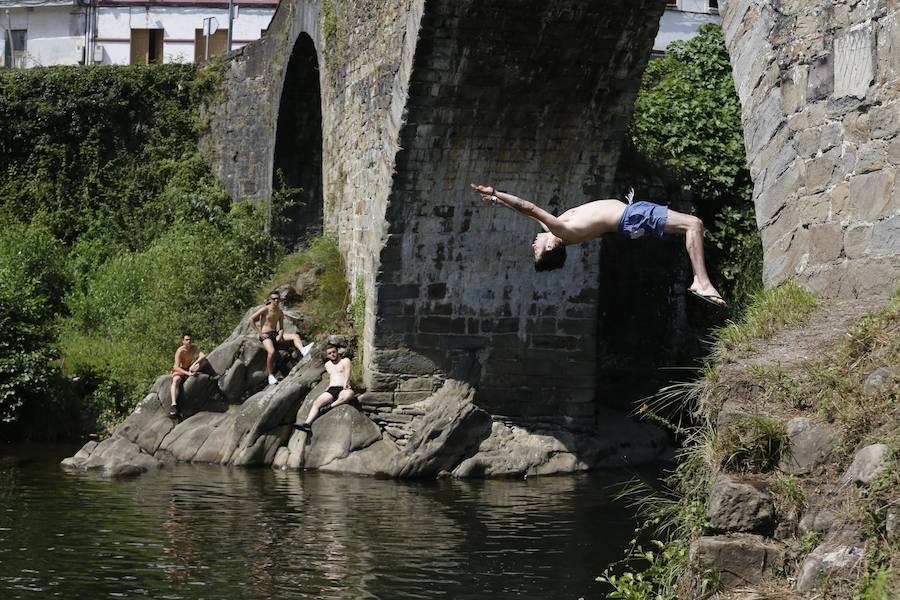 Cuando el calor aprieta los lavianeses aprovechan para acercarse hasta Puente de Arco, en el Nalón. Se encuentra a menos de dos kilómetros de Pola de Laviana, siendo el lugar preferido de los más jóvenes, que pueden saltar desde lo alto del puente como si se tratara de un trampolín.