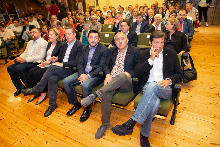 El expresidente del Gobierno José Luis Rodríguez Zapatero ha advertido al futuro jefe del Ejecutivo asturiano, Adrián Barbón, de que «tiene el listón alto» que le deja «un socialista distinto» como Javier Fernández,