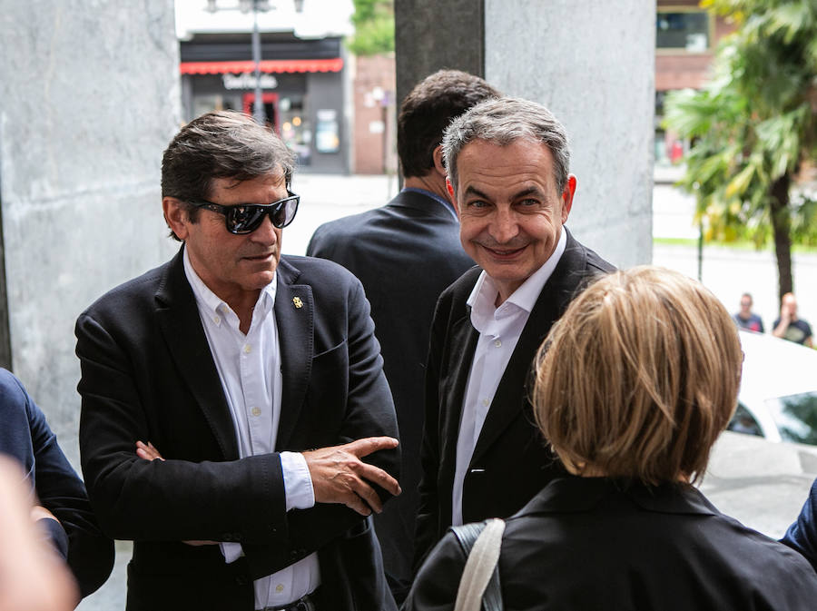 El expresidente del Gobierno José Luis Rodríguez Zapatero ha advertido al futuro jefe del Ejecutivo asturiano, Adrián Barbón, de que «tiene el listón alto» que le deja «un socialista distinto» como Javier Fernández,