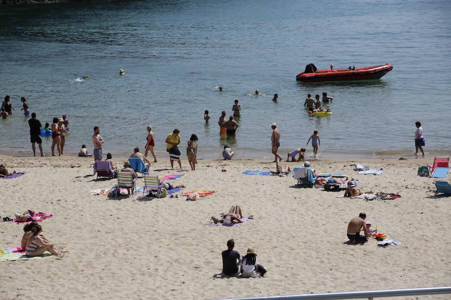 Bañistas en la playa de El Sablón.