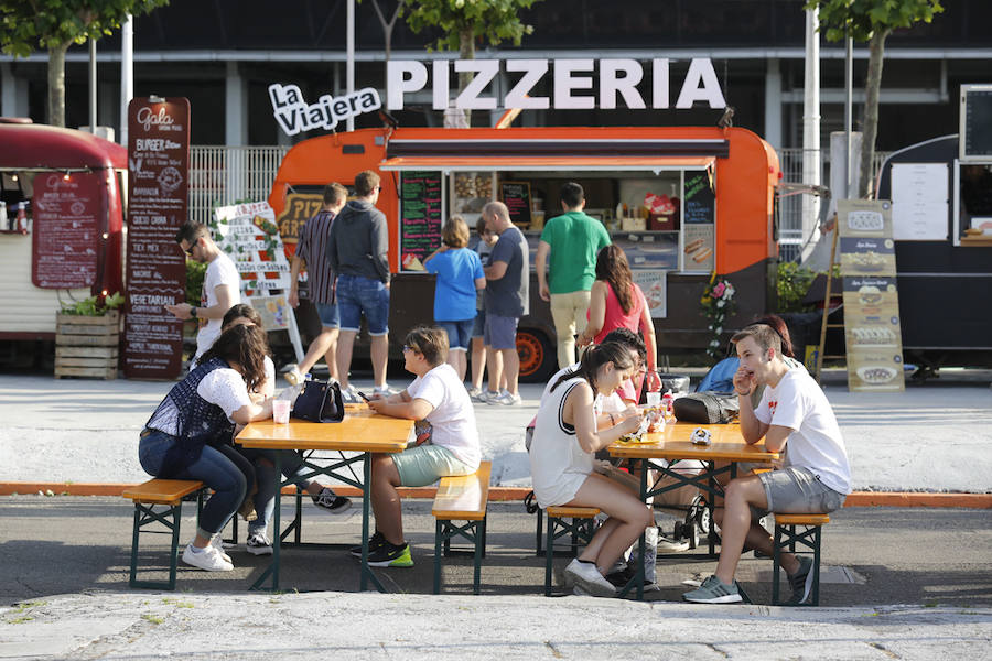 Orcos, vehículos de cine, rimas ante un auditorio enfervorizado, tatuajes, atracciones de feria, puestos de comida... El festival de ocio de Gijón abrió ayer diez días de diversión sin límites