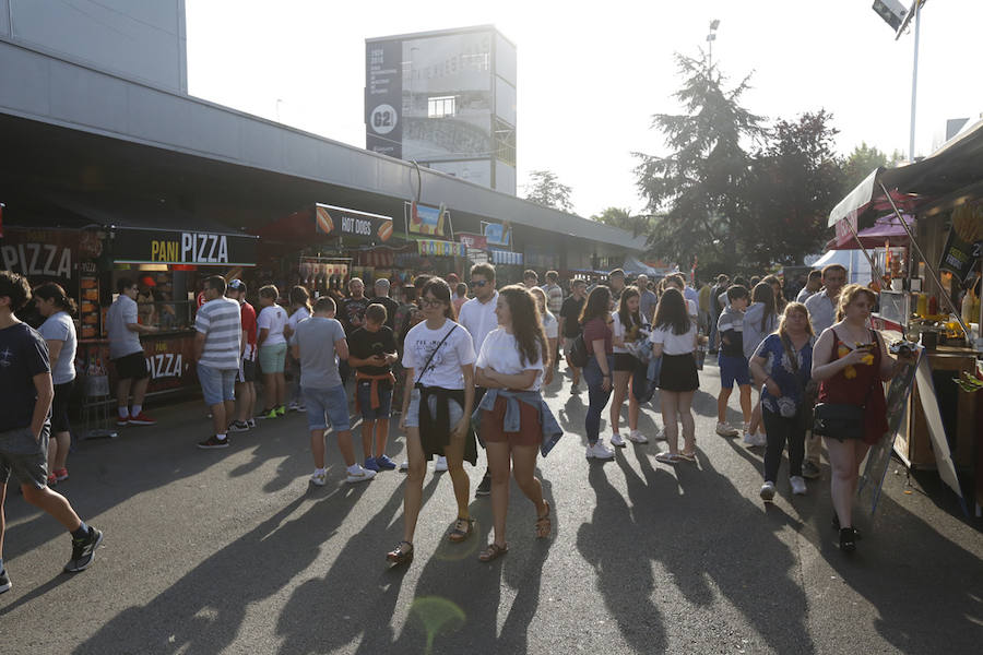 Orcos, vehículos de cine, rimas ante un auditorio enfervorizado, tatuajes, atracciones de feria, puestos de comida... El festival de ocio de Gijón abrió ayer diez días de diversión sin límites