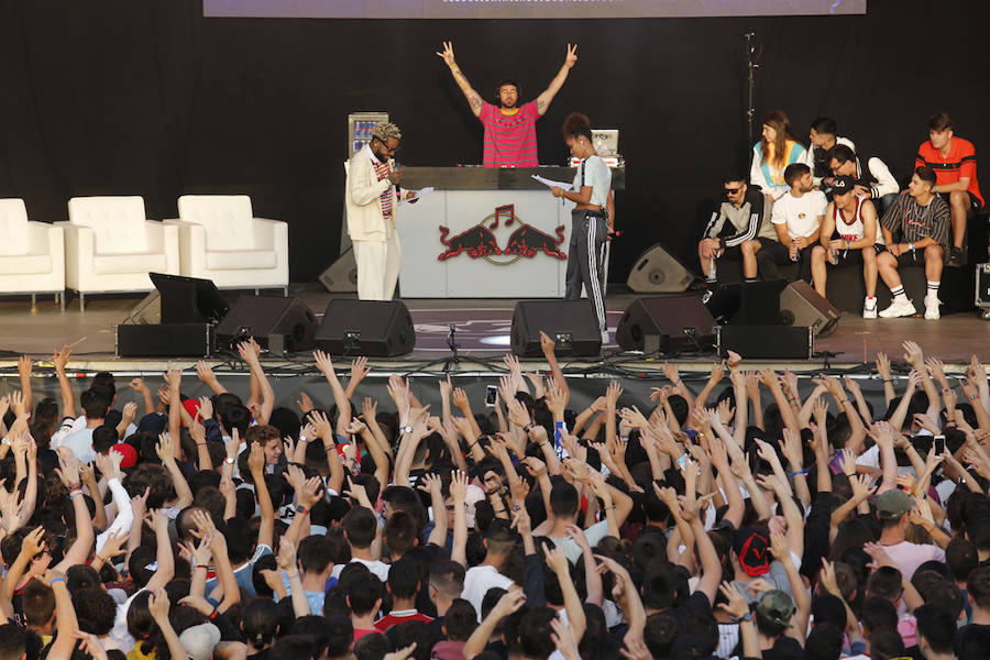 Orcos, vehículos de cine, rimas ante un auditorio enfervorizado, tatuajes, atracciones de feria, puestos de comida... El festival de ocio de Gijón abrió ayer diez días de diversión sin límites
