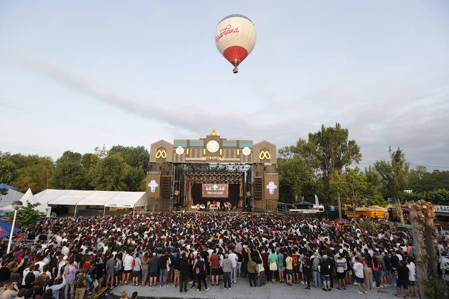 Orcos, vehículos de cine, rimas ante un auditorio enfervorizado, tatuajes, atracciones de feria, puestos de comida... El festival de ocio de Gijón abrió ayer diez días de diversión sin límites