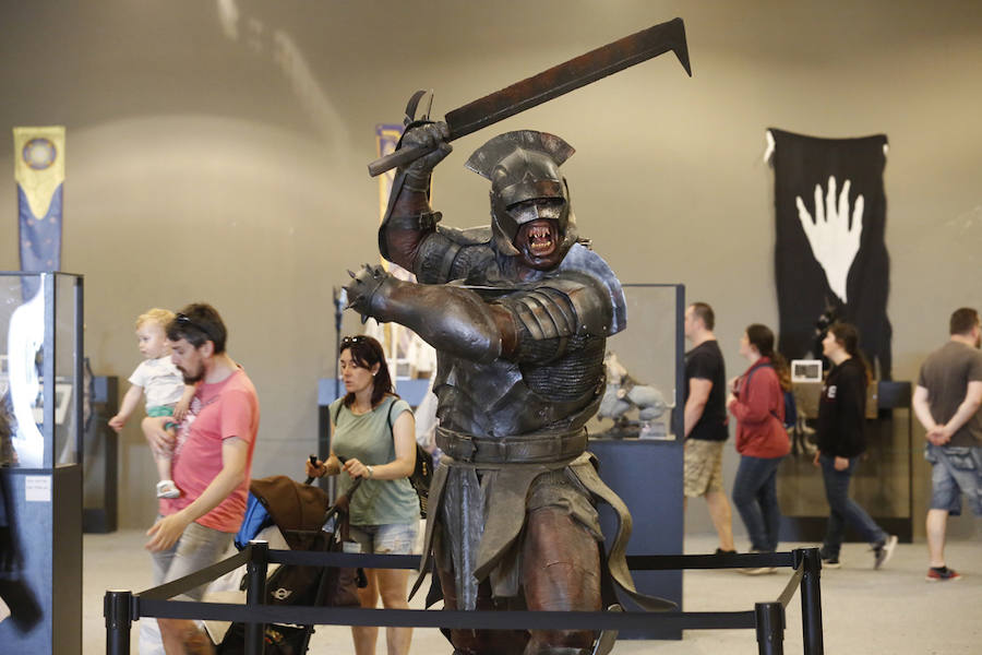 Orcos, vehículos de cine, rimas ante un auditorio enfervorizado, tatuajes, atracciones de feria, puestos de comida... El festival de ocio de Gijón abrió ayer diez días de diversión sin límites