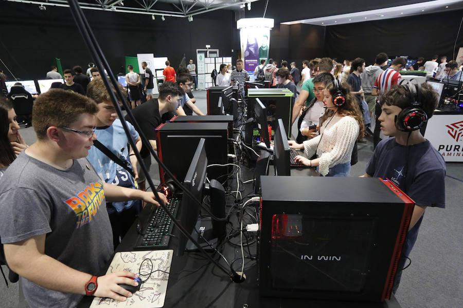 Orcos, vehículos de cine, rimas ante un auditorio enfervorizado, tatuajes, atracciones de feria, puestos de comida... El festival de ocio de Gijón abrió ayer diez días de diversión sin límites