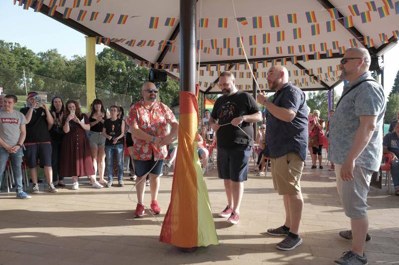 En Gijón el 'Orgullín del Norte' daba el pistoletazo de salida con el desfile gijonés que arrancó a las 17 horas del paseo de Begoña bajo el lema 'Ley integral trans ya'.