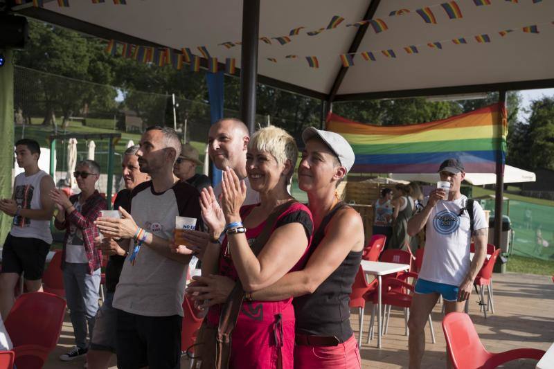 En Gijón el 'Orgullín del Norte' daba el pistoletazo de salida con el desfile gijonés que arrancó a las 17 horas del paseo de Begoña bajo el lema 'Ley integral trans ya'.