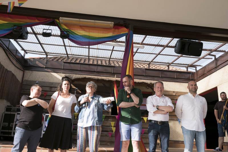 En Gijón el 'Orgullín del Norte' daba el pistoletazo de salida con el desfile gijonés que arrancó a las 17 horas del paseo de Begoña bajo el lema 'Ley integral trans ya'.