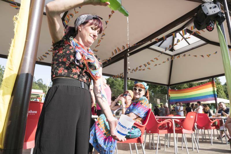 En Gijón el 'Orgullín del Norte' daba el pistoletazo de salida con el desfile gijonés que arrancó a las 17 horas del paseo de Begoña bajo el lema 'Ley integral trans ya'.