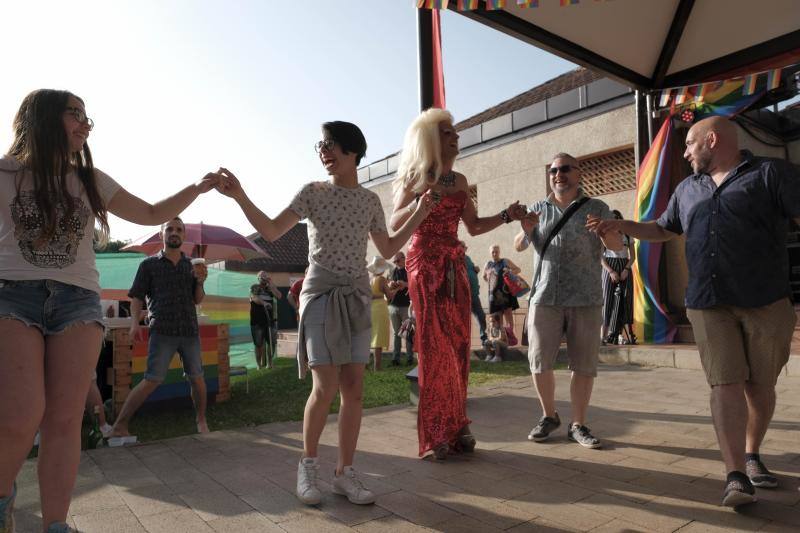 En Gijón el 'Orgullín del Norte' daba el pistoletazo de salida con el desfile gijonés que arrancó a las 17 horas del paseo de Begoña bajo el lema 'Ley integral trans ya'.