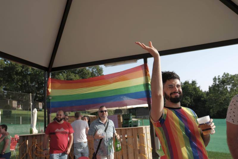 En Gijón el 'Orgullín del Norte' daba el pistoletazo de salida con el desfile gijonés que arrancó a las 17 horas del paseo de Begoña bajo el lema 'Ley integral trans ya'.