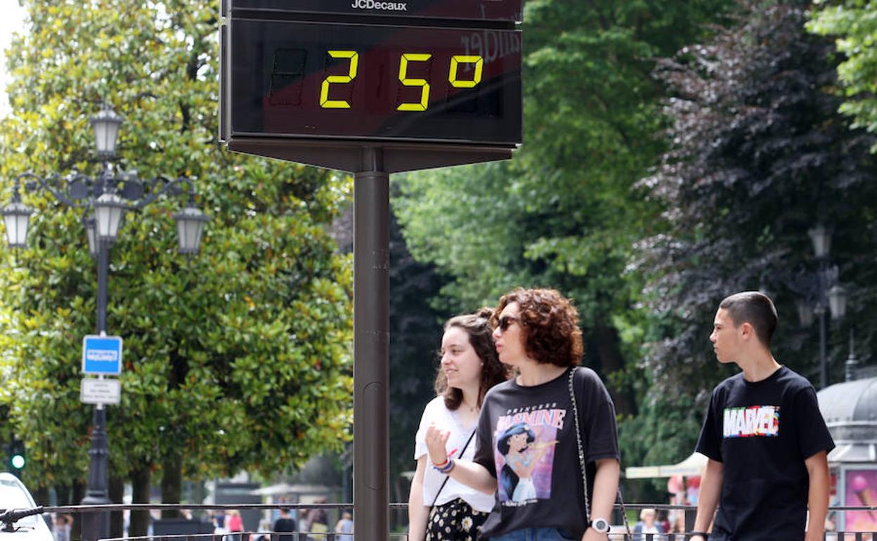 A mediodía de hoy los termómetros del centro de Oviedo registraban 25 grados.