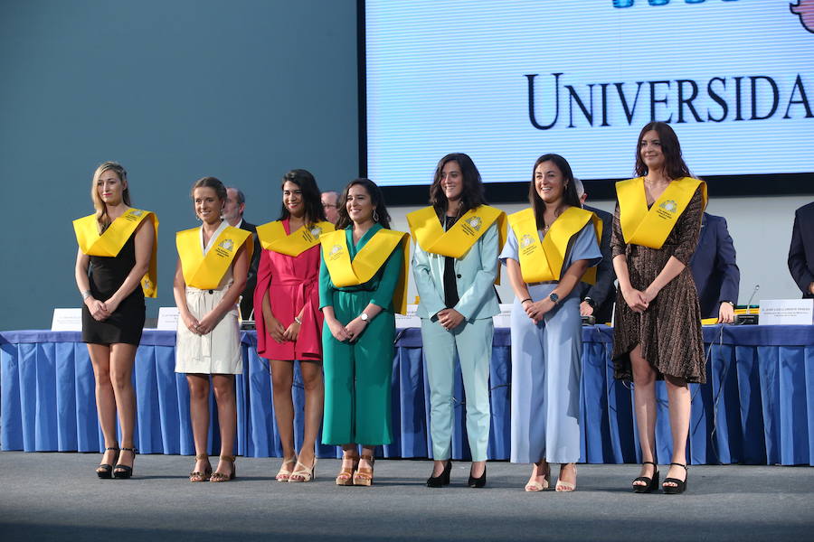 Al acto, celebrado en el Palacio de Congresos de la capital del Principado ha acudido el consejero de Sanidad Francisco del Busto. 