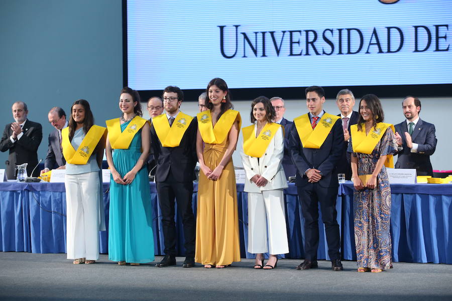 Al acto, celebrado en el Palacio de Congresos de la capital del Principado ha acudido el consejero de Sanidad Francisco del Busto. 
