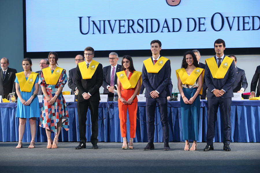 Al acto, celebrado en el Palacio de Congresos de la capital del Principado ha acudido el consejero de Sanidad Francisco del Busto. 