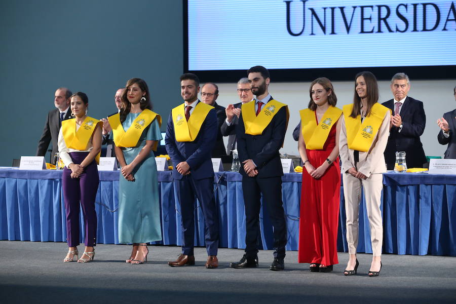 Al acto, celebrado en el Palacio de Congresos de la capital del Principado ha acudido el consejero de Sanidad Francisco del Busto. 